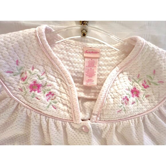 Secret Treasures Robe Housecoat Size M Dimple Plush Pink Embroidery Snap Front - Picture 1 of 11